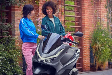 El scooter Honda PCX 125 se presenta en su versión 2025, manteniendo su liderazgo en el mercado.