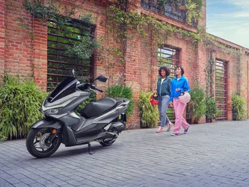 Honda PCX 125 se actualiza conservando su esencia de scooter accesible y fiable.