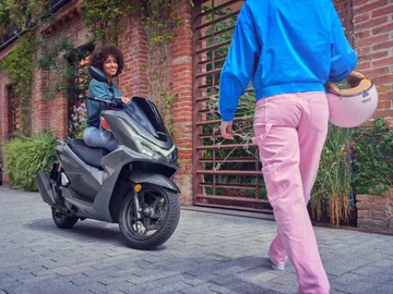 Nueva Honda PCX 125 2025, diseño mejorado manteniendo fiabilidad.