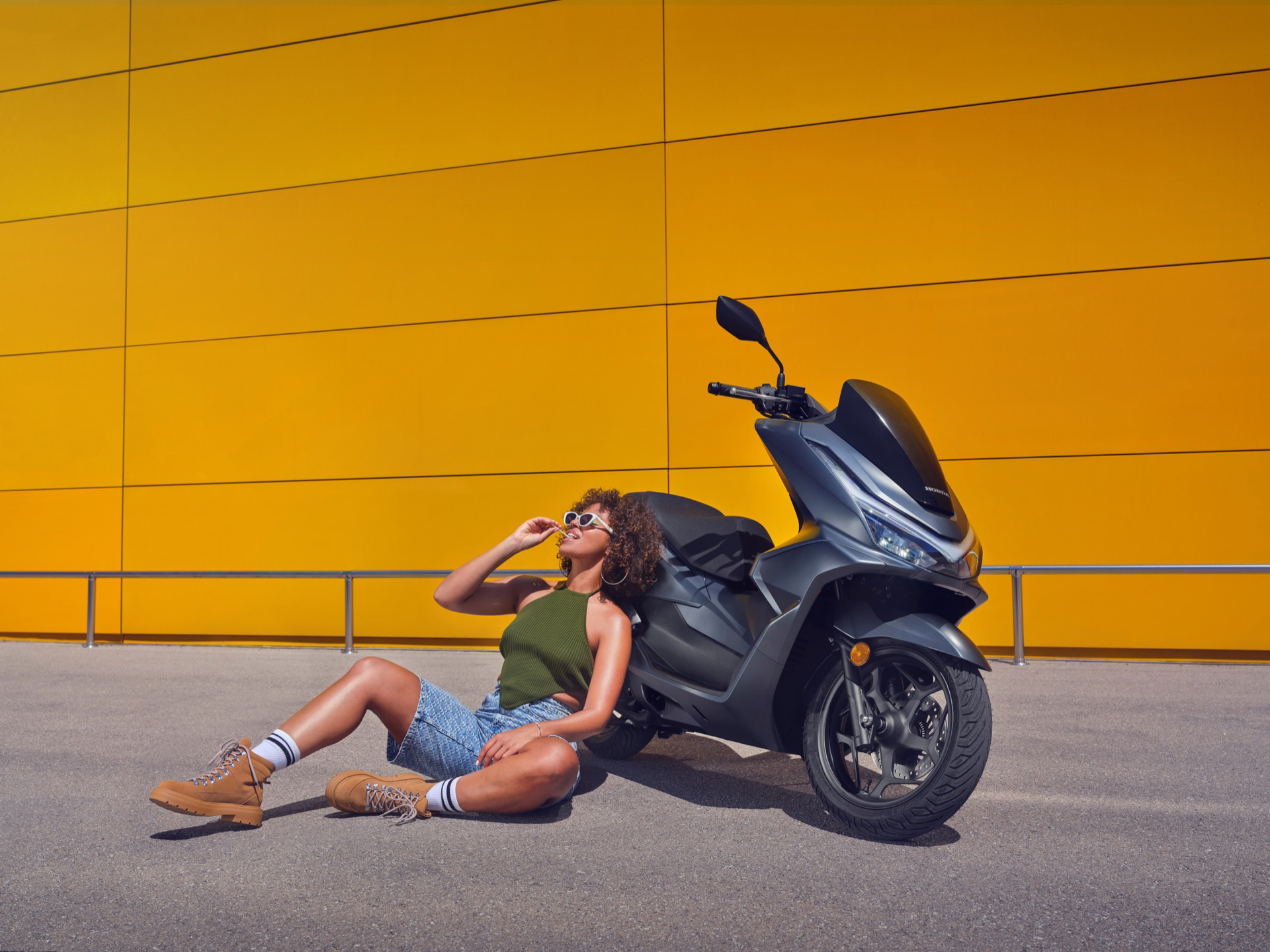 El Honda PCX 125 2025 luce un diseño renovado, manteniendo su fiabilidad.
