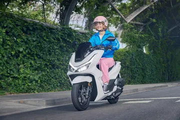 El Honda PCX 125 se muestra en plena acción, destacando su diseño renovado.