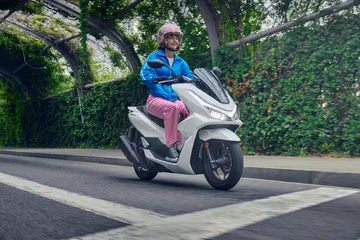 Vista lateral del Honda PCX 125, destacando su diseño y ergonomía para uso urbano.