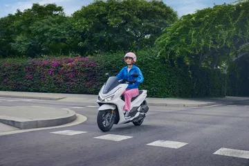 Renovación del scooter Honda PCX 125: eficiencia y durabilidad en un diseño atractivo.