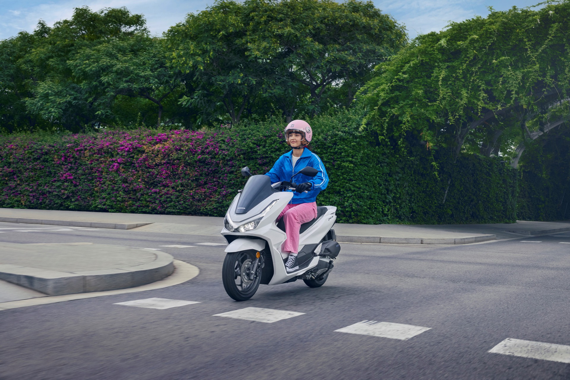 Renovación del scooter Honda PCX 125: eficiencia y durabilidad en un diseño atractivo.