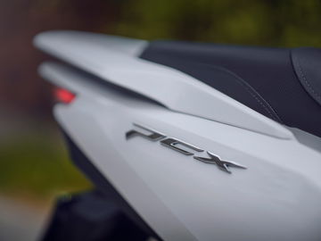 Vista del logotipo de Honda PCX 125, scooter eficiente y duradero.