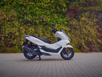 El nuevo Honda PCX 125 2025 muestra su diseño aerodinámico y moderno, prometiendo eficiencia y fiabilidad.