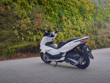 Scooter Honda PCX 125 2025 en pleno dinamismo, ícono de fiabilidad y economía.