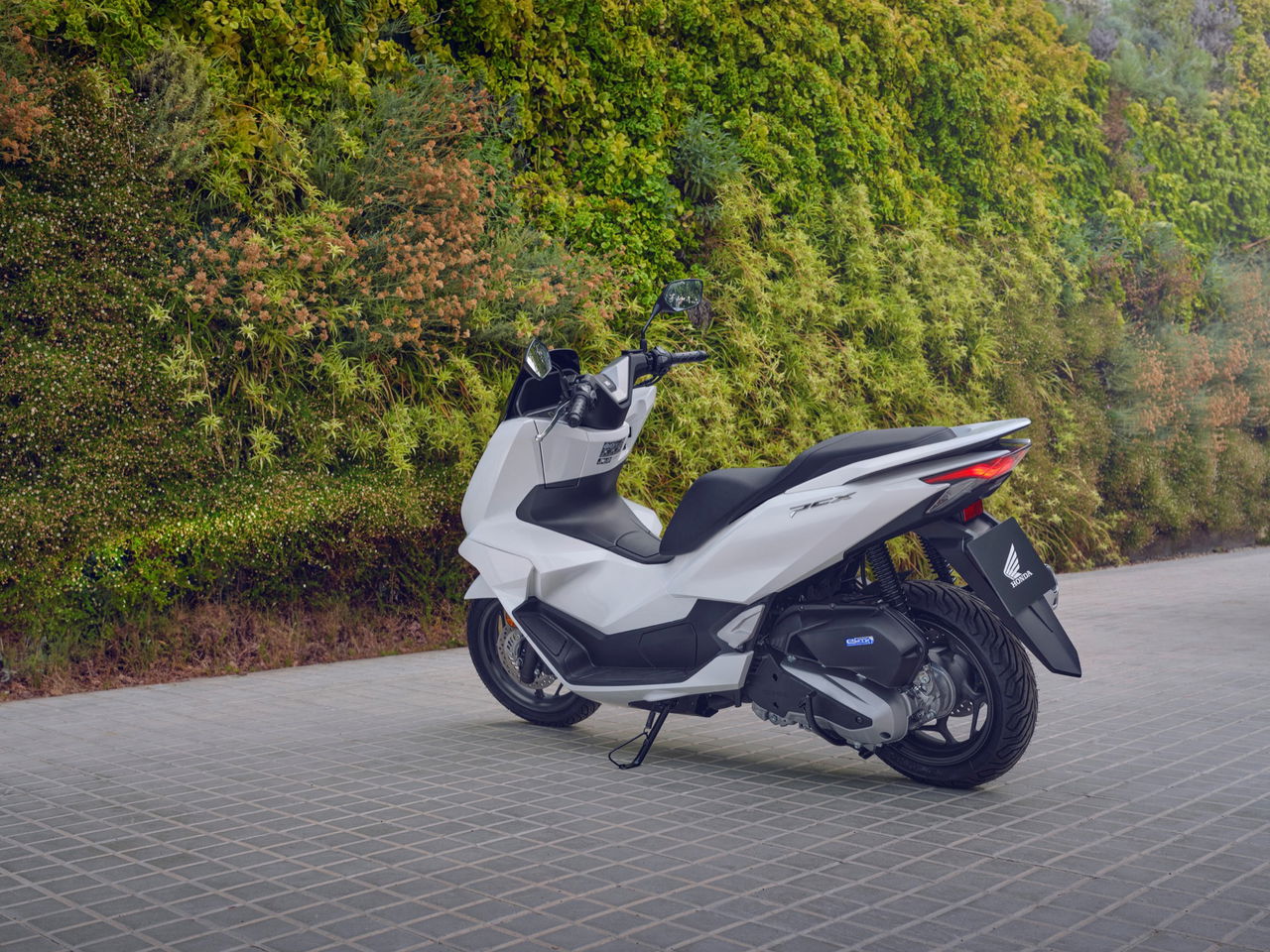 Scooter Honda PCX 125 2025 en pleno dinamismo, ícono de fiabilidad y economía.