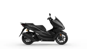 Vista lateral del nuevo Honda PCX 125, eficiencia y diseño mejorados.
