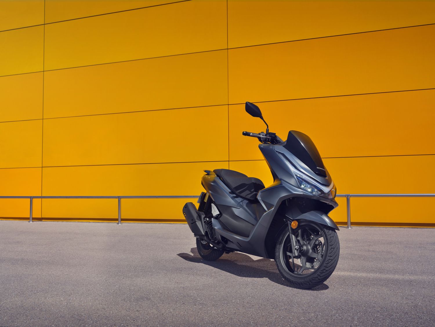 La Honda PCX 2025 luce un diseño moderno con un nuevo sistema de frenos de disco posterior. La Honda PCX 2025 luce un diseño moderno con un nuevo sistema de frenos de disco posterior.