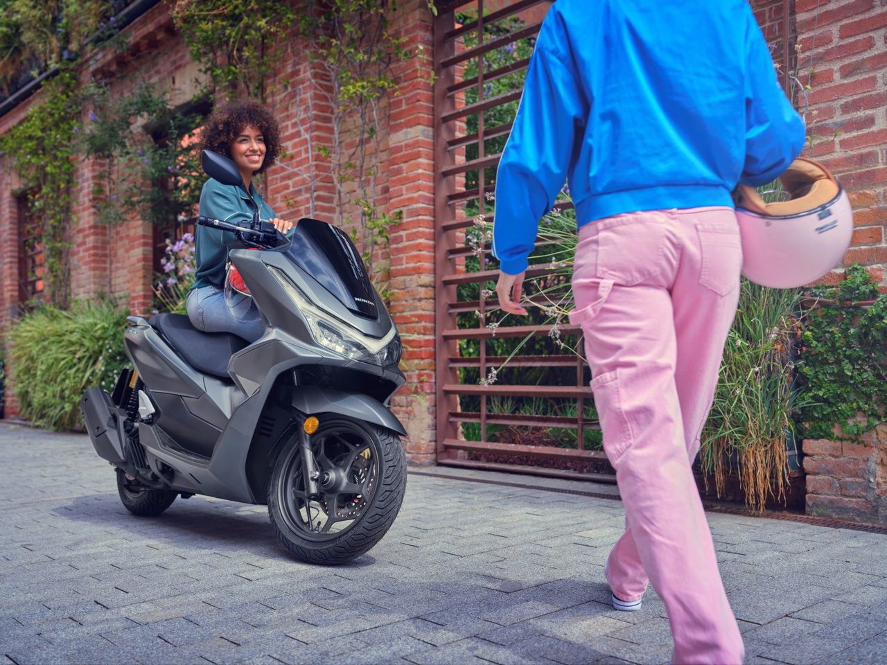 La Honda PCX 2025 se renueva con disco trasero y equipamiento mejorado.