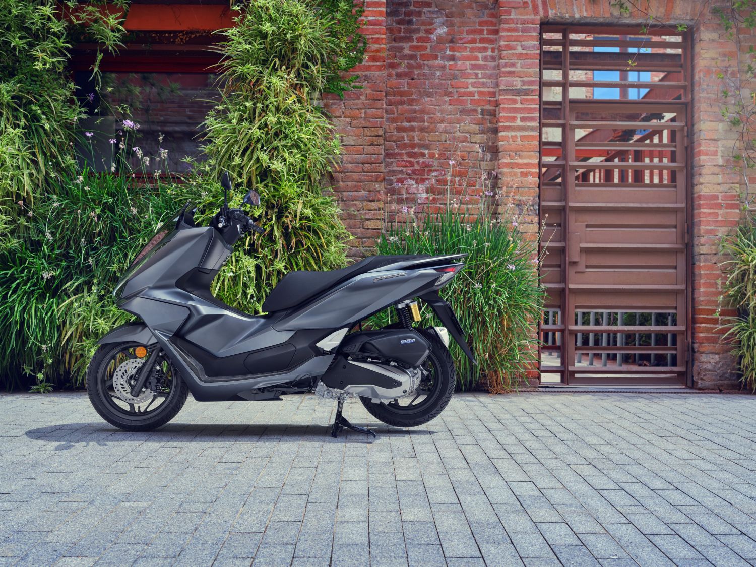 Nueva Honda PCX 2025 con freno de disco trasero y actualizaciones estéticas.