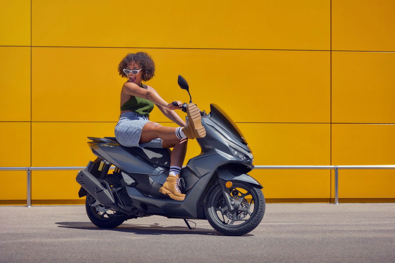 La Honda PCX 2025 destaca por incorporar freno de disco posterior mejorando la seguridad.