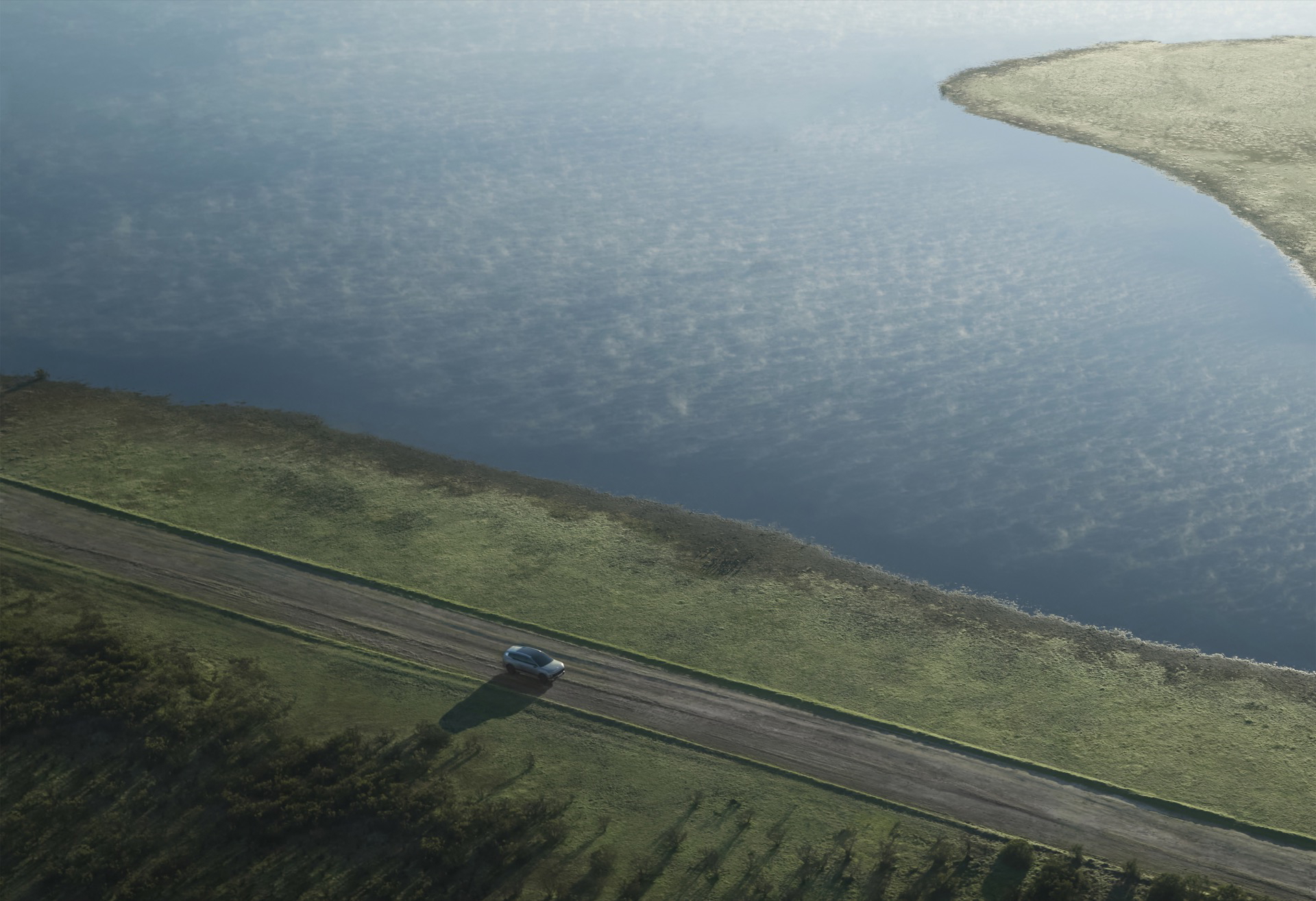 Vista panorámica del recorrido junto al río, ideal para viajes en familia.