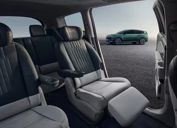 Amplio interior del Hyundai Ioniq 9, ideal para familias y viajes cómodos.