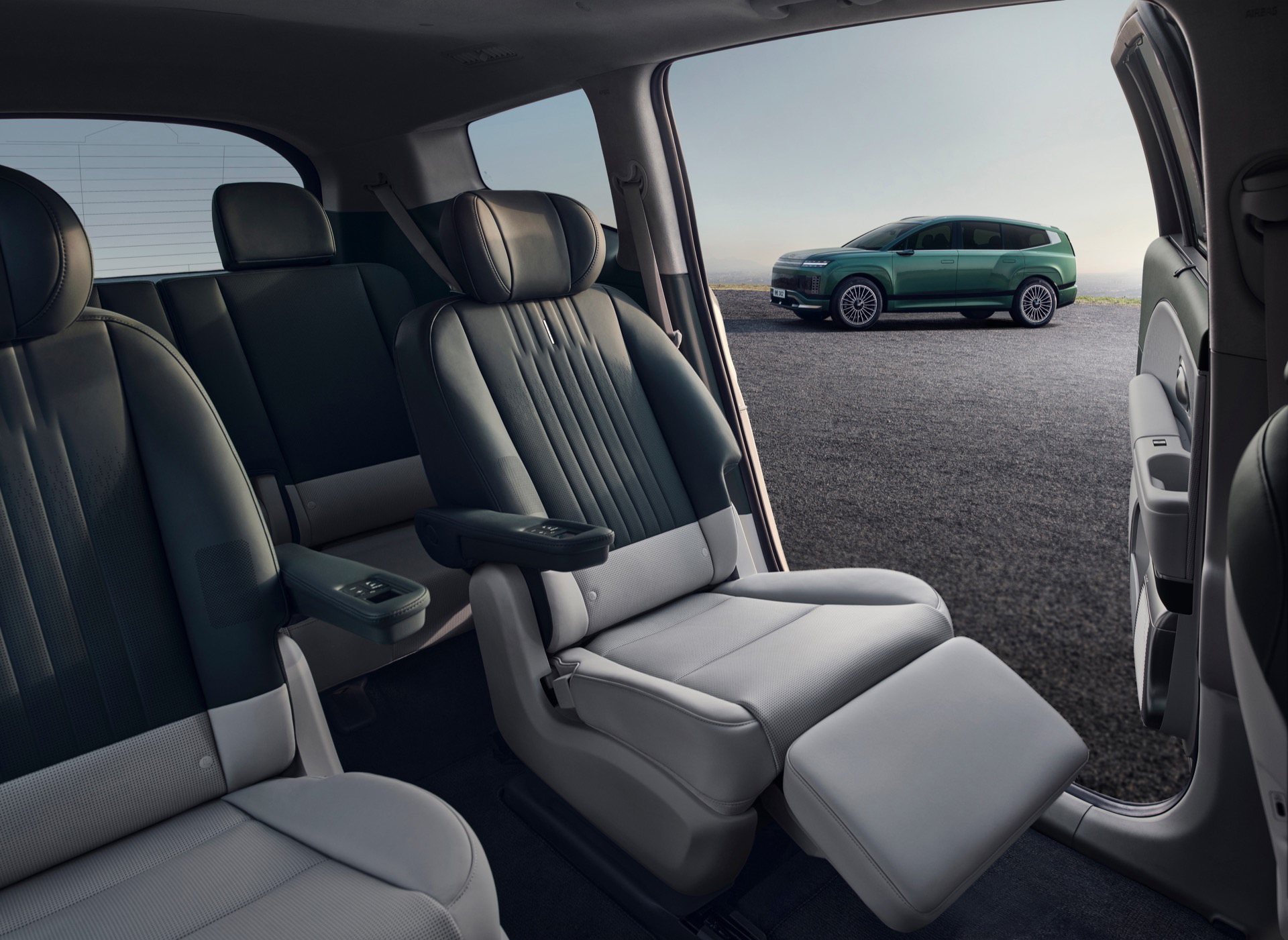 Amplio interior del Hyundai Ioniq 9, ideal para familias y viajes cómodos.