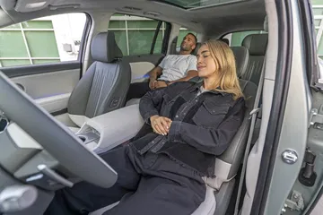 Habitáculo amplio y cómodo, ideal para viajes familiares, con asientos espaciosos.