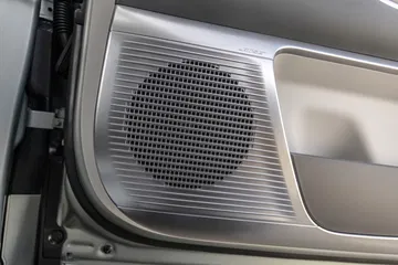 Detalle del altavoz en el interior del Hyundai Ioniq 9, que destaca su diseño moderno.