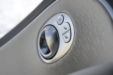 Detalle del sistema de control en la puerta, que refleja la modernidad del Hyundai Ioniq 9.