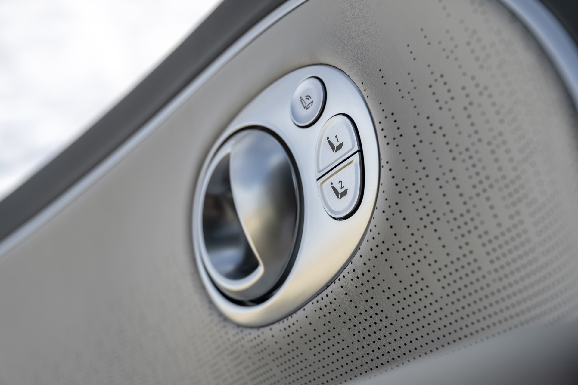 Detalle del sistema de control en la puerta, que refleja la modernidad del Hyundai Ioniq 9.