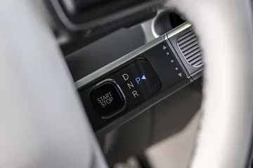 Vista detallada del control de funciones en el volante del Hyundai Ioniq 9.