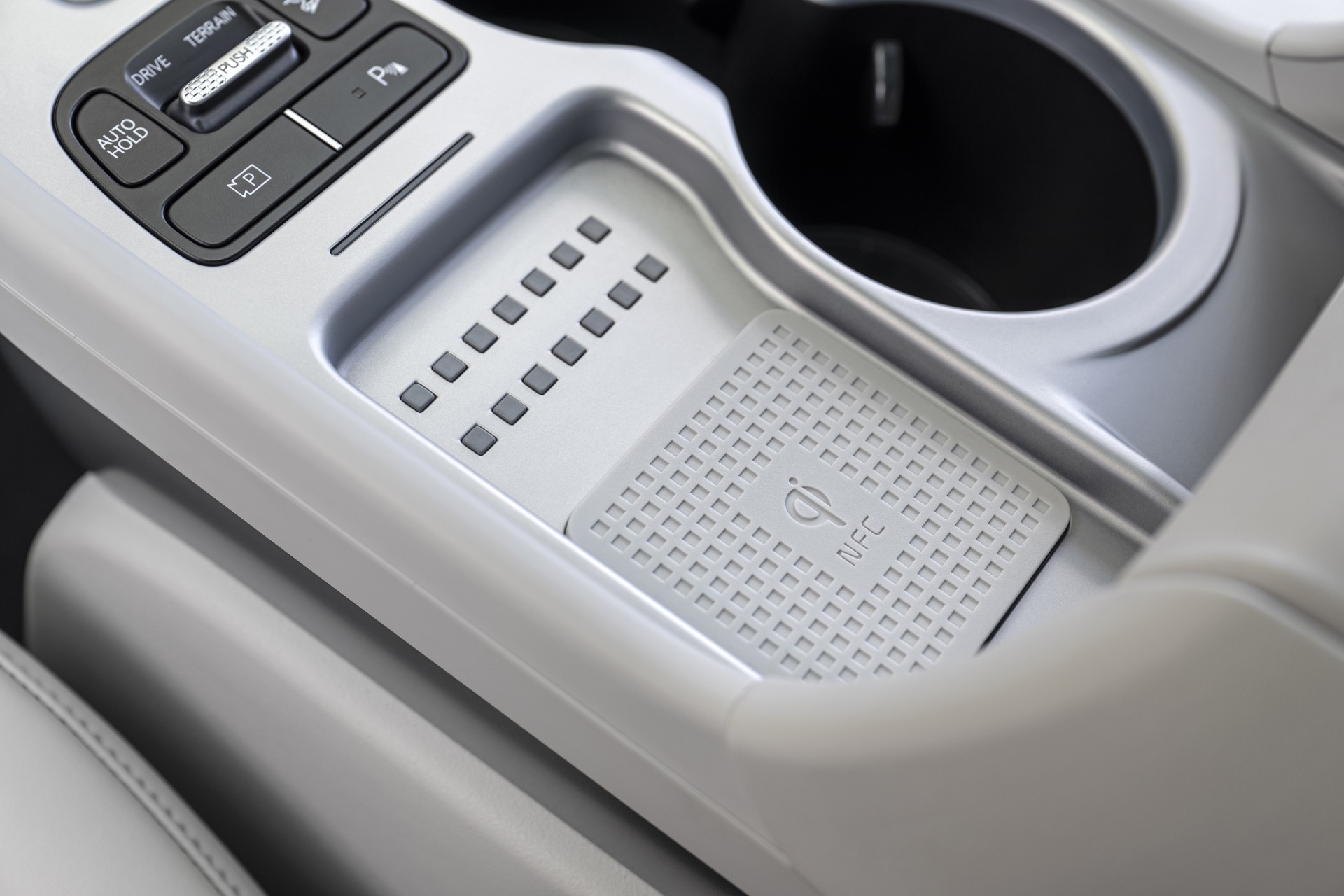 Detalle del interior del Hyundai Ioniq 9, con enfoque en la consola central.