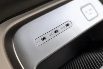 Puertos de carga ubicados en consola central, ideales para viajes en familia.