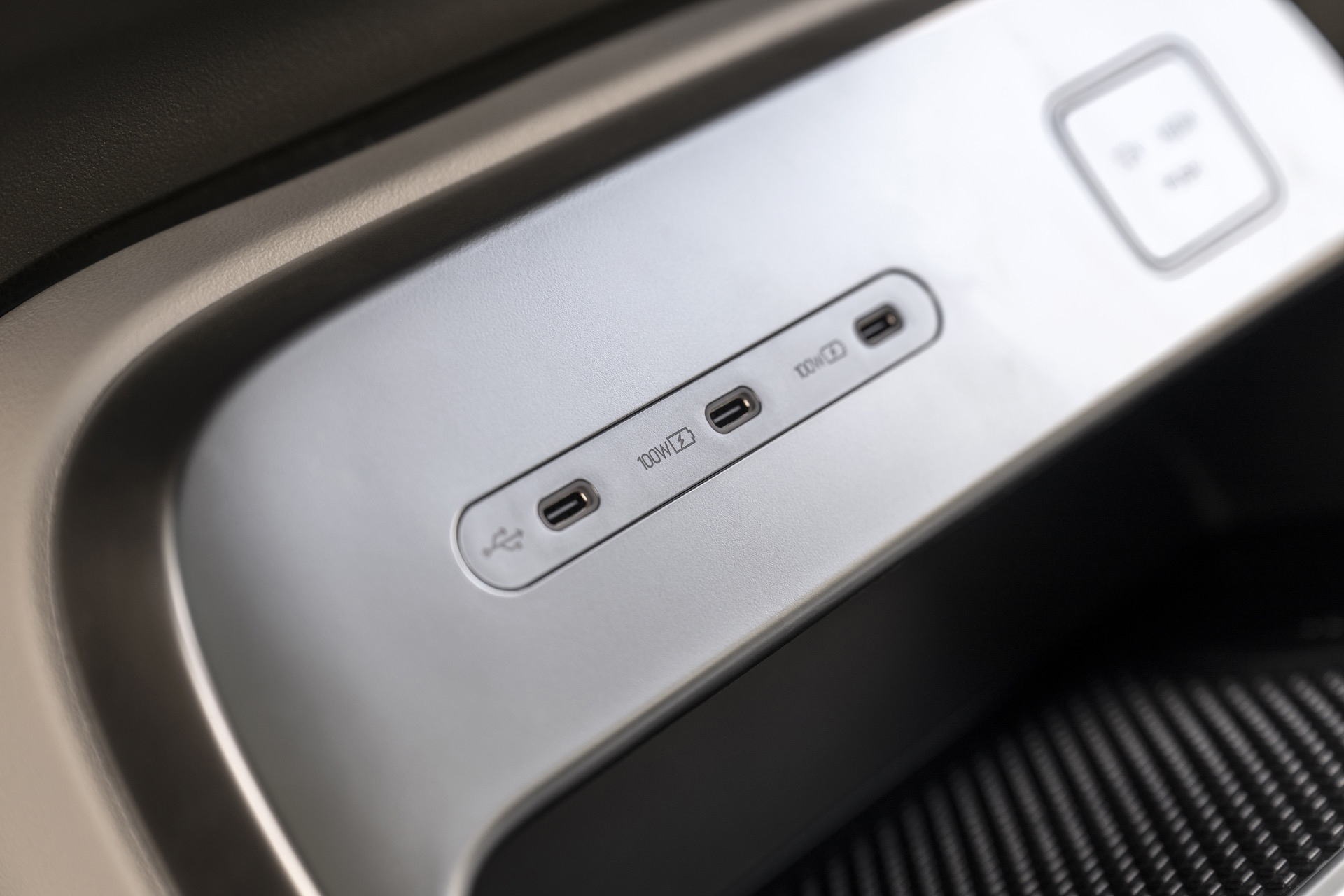 Puertos de carga ubicados en consola central, ideales para viajes en familia.