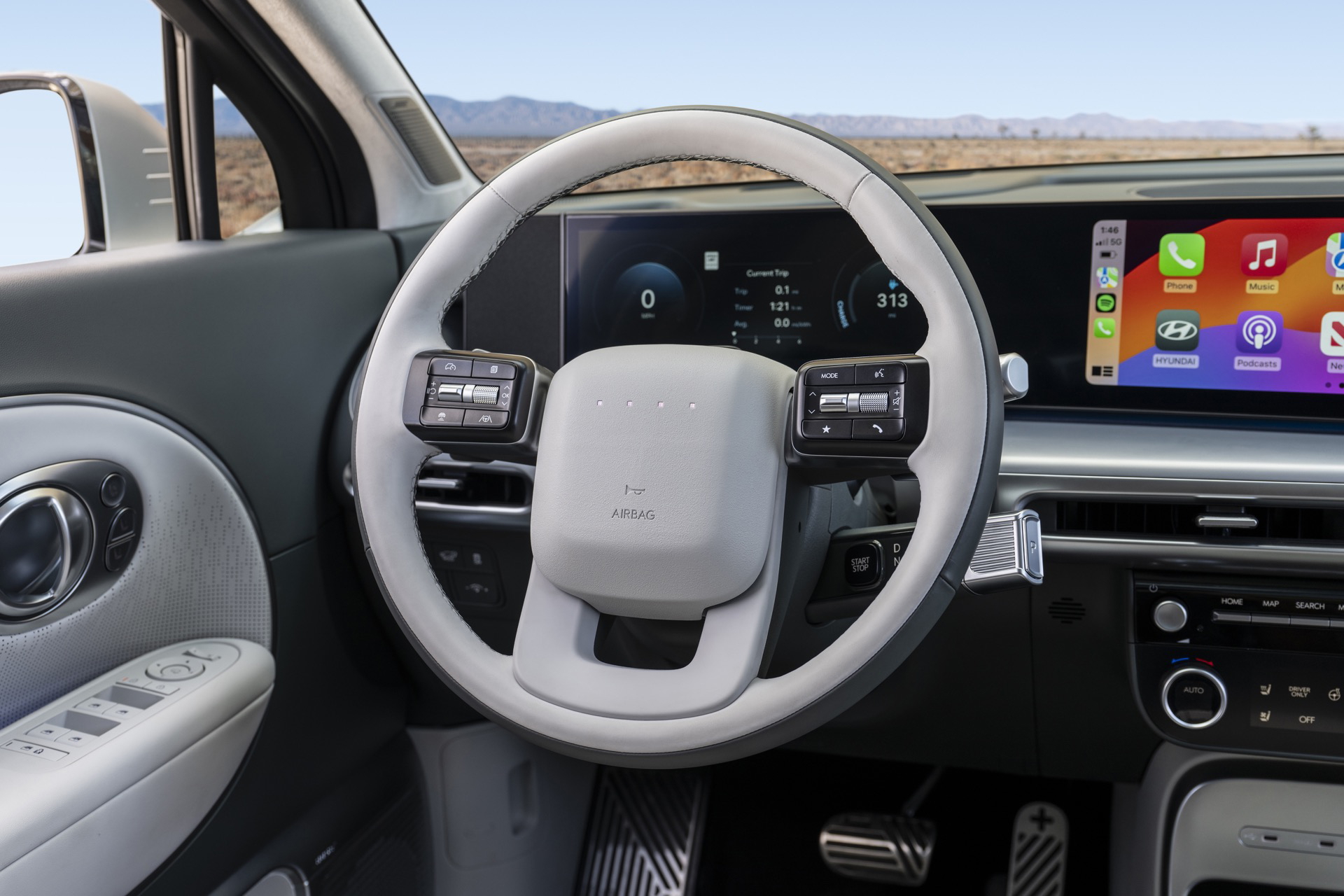 Interior del Ioniq 9 con un volante elegante y pantalla digital, ideal para familias.