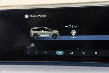 Pantalla digital del Hyundai Ioniq 9 mostrando el estado del vehículo. Ideal para viajes familiares.