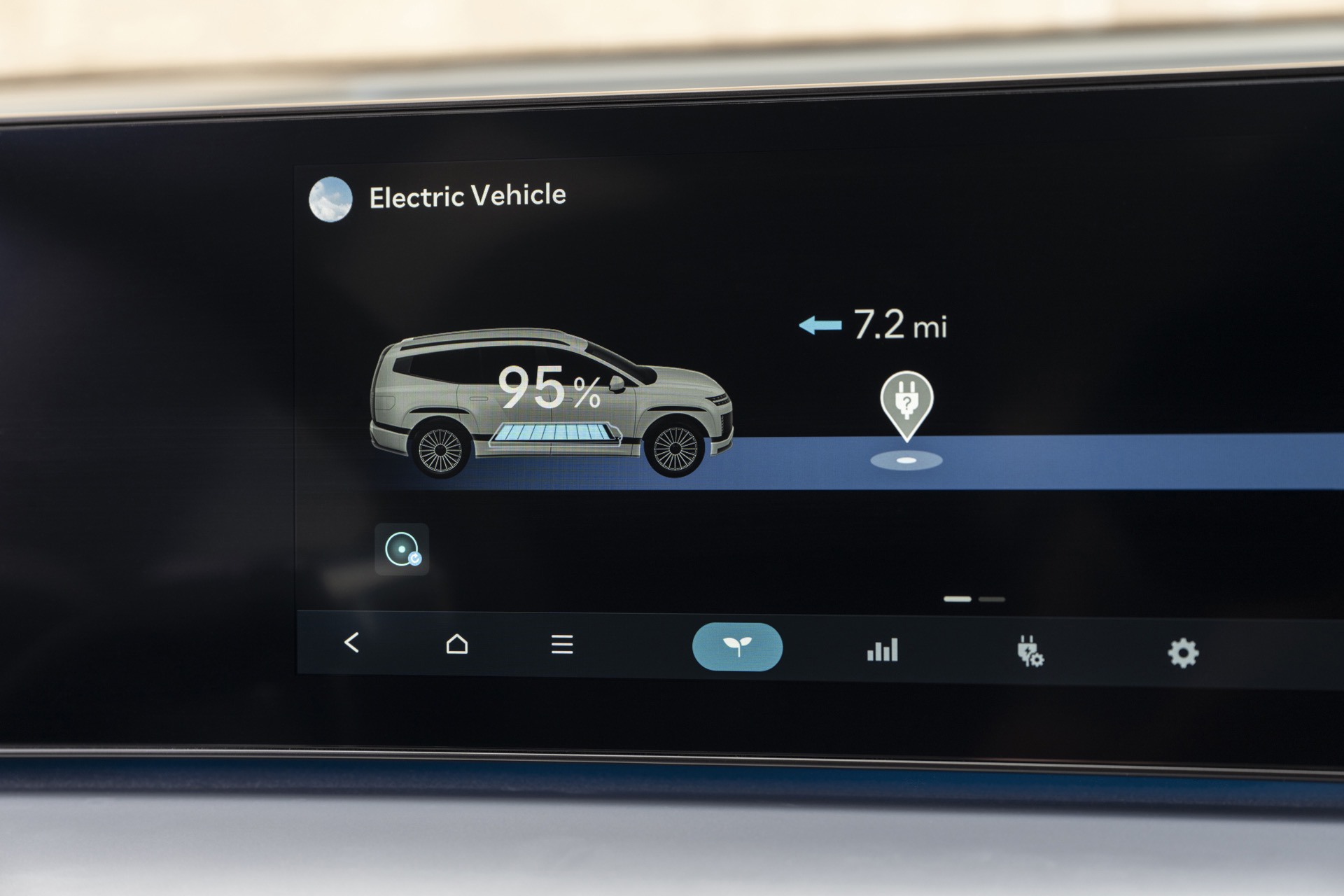 Pantalla digital del Hyundai Ioniq 9 mostrando el estado del vehículo. Ideal para viajes familiares.