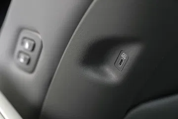 Detalles del panel lateral del asiento del Hyundai Ioniq 9, orientado al confort familiar.