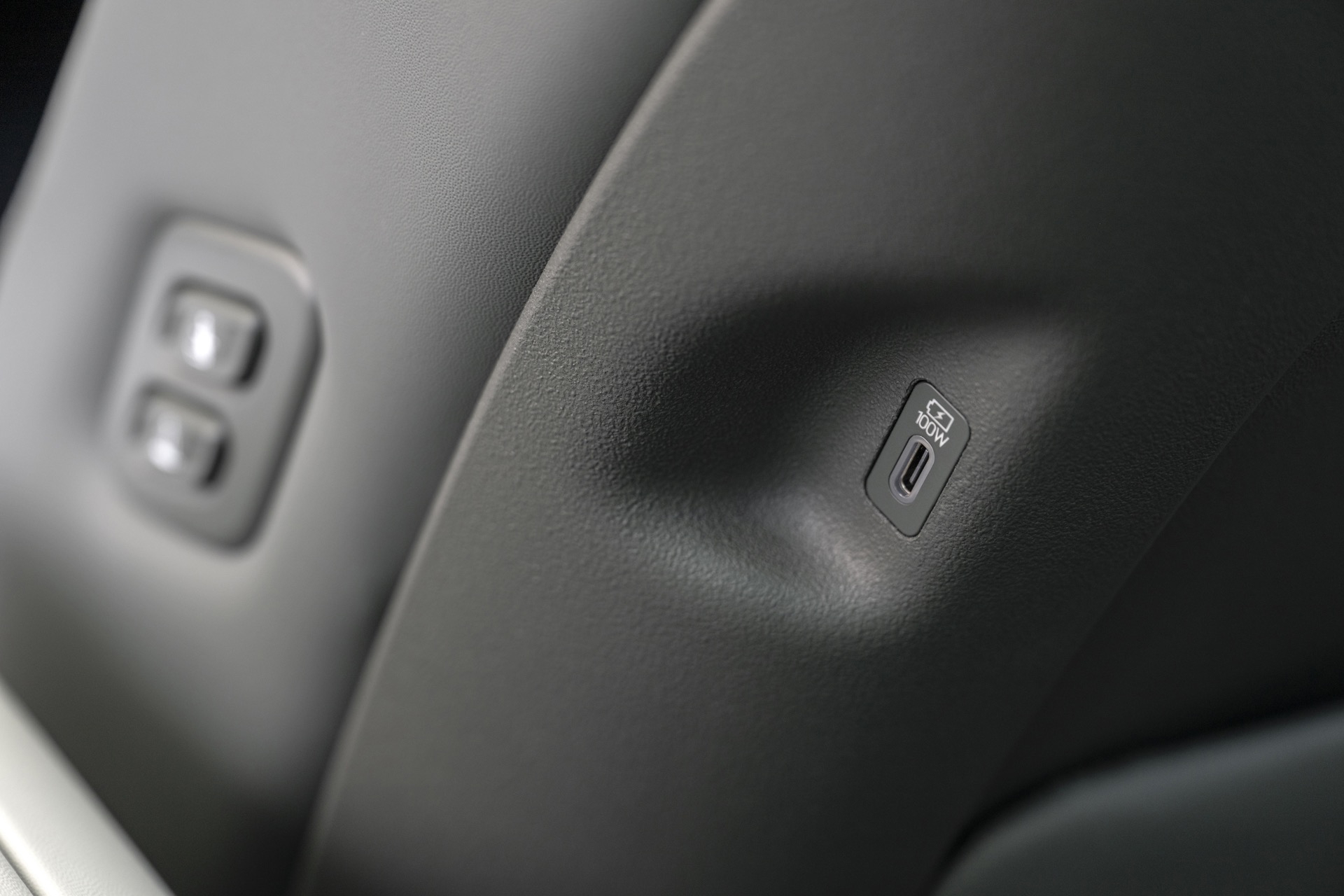 Detalles del panel lateral del asiento del Hyundai Ioniq 9, orientado al confort familiar.