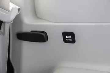 Detalles del sistema de ajuste para los asientos traseros de este SUV familiar.