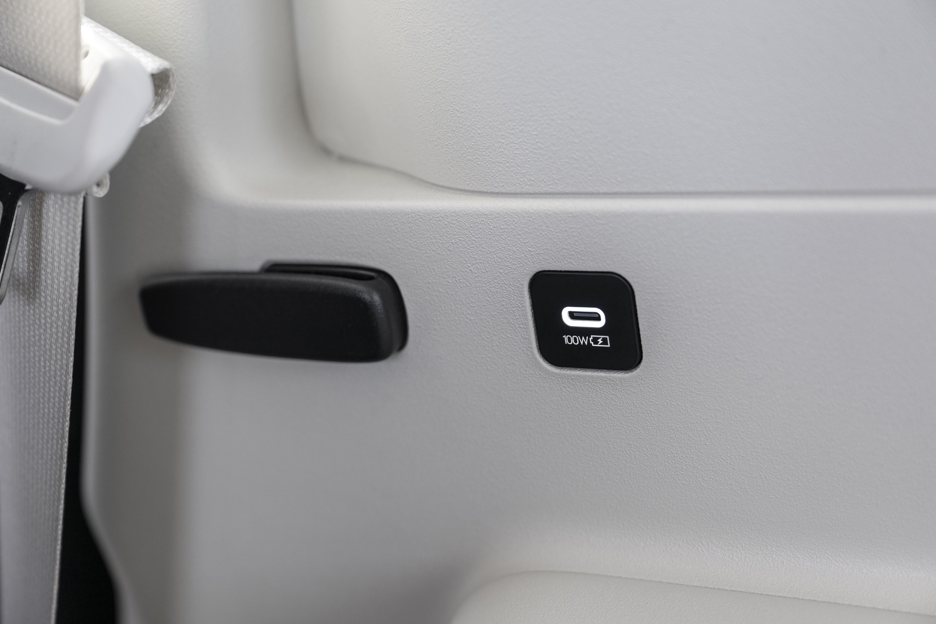 Detalles del sistema de ajuste para los asientos traseros de este SUV familiar.