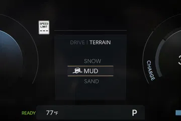 Pantalla digital con información del coche, destacando modos de conducción.