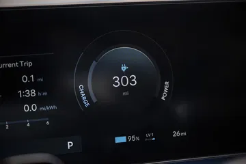 Pantalla digital del Hyundai Ioniq 9 con información de viaje y rendimiento.