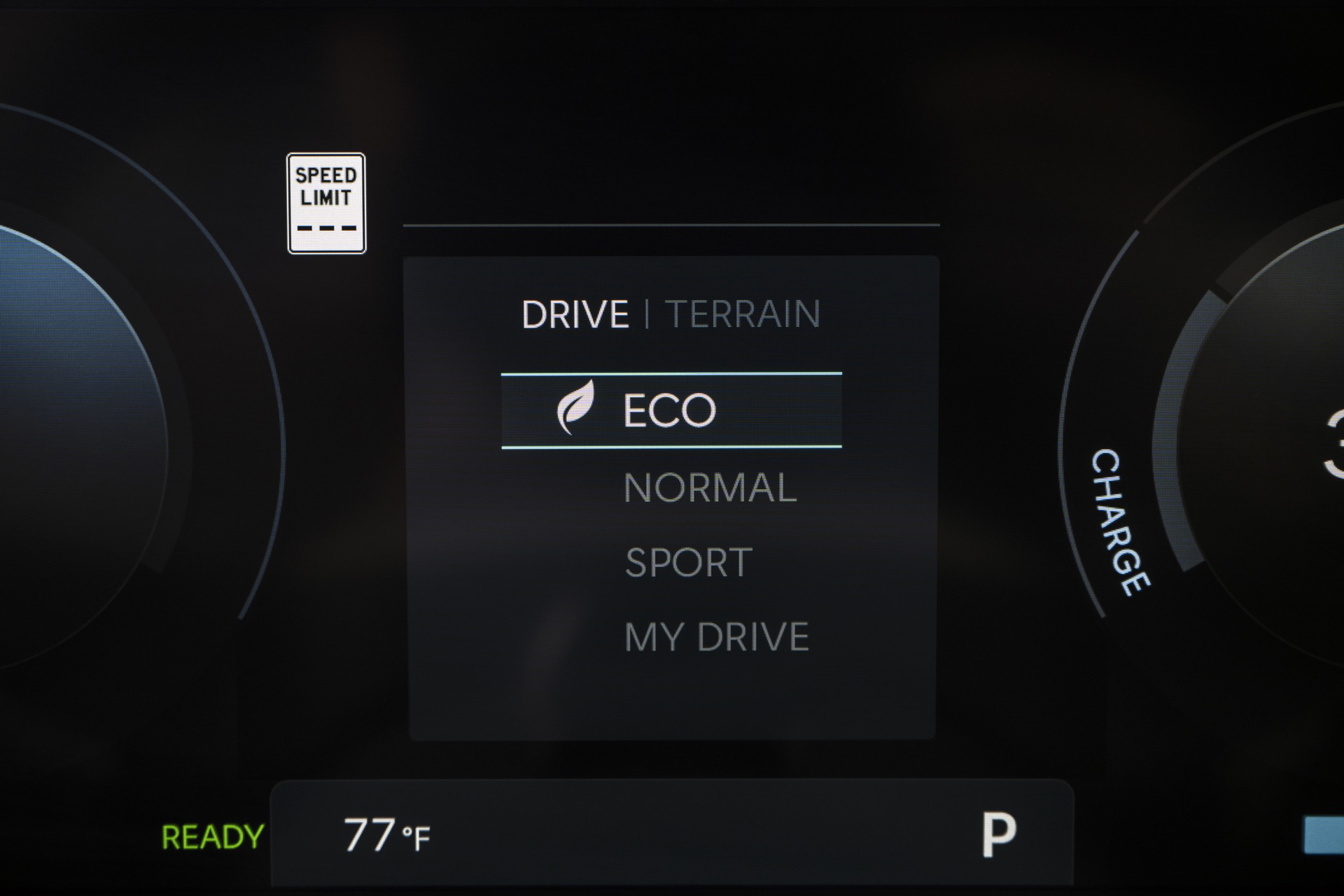 Panel de instrumentación del Hyundai Ioniq 9, mostrando información relevante.