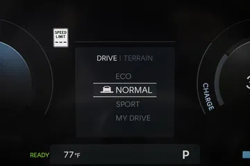 Pantalla del Hyundai Ioniq 9 2025 mostrando opciones de conducción.