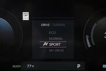 Pantalla digital que muestra modos de conducción y temperatura.