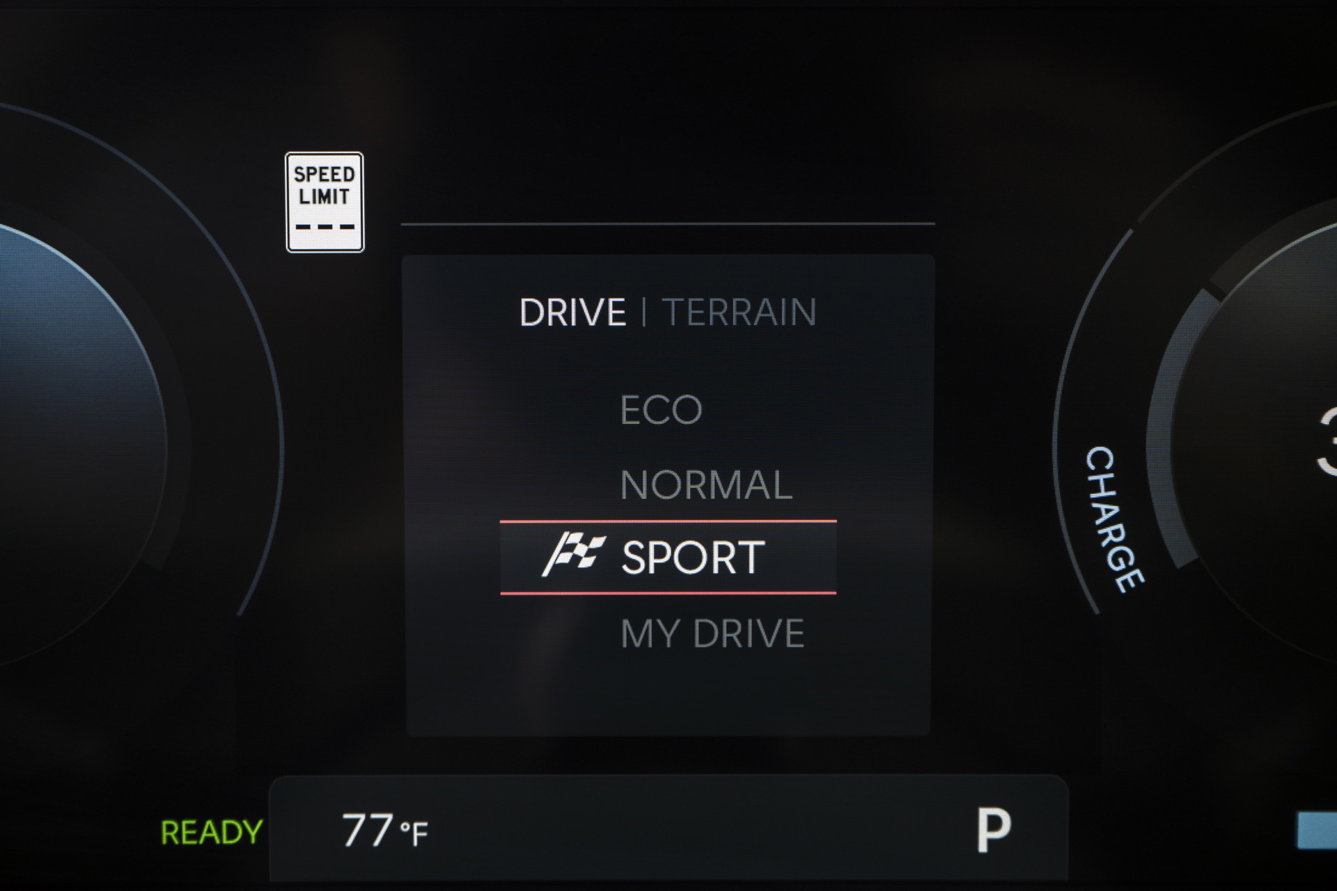 Pantalla digital que muestra modos de conducción y temperatura.