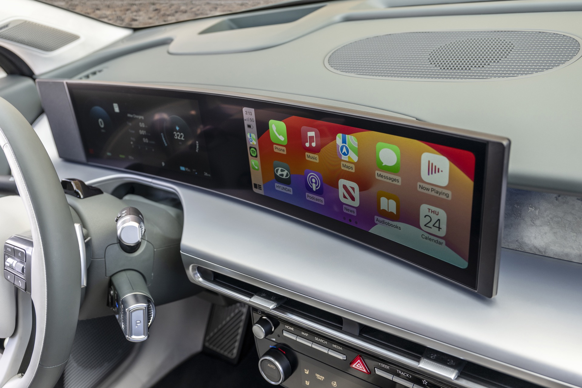 Pantalla digital de gran tamaño con múltiples aplicaciones y conectividad. Ideal para el confort del conductor.