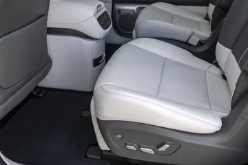 Asientos traseros amplios y cómodos, ideales para viajes familiares.
