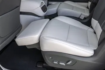 Asientos traseros de lujo con amplias posibilidades de ajuste y confort.