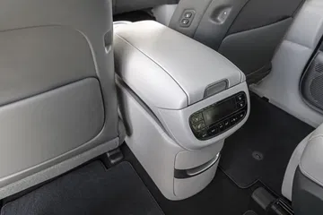 Interior del Hyundai Ioniq 9, con enfoque en la consola central y la comodidad de los asientos.