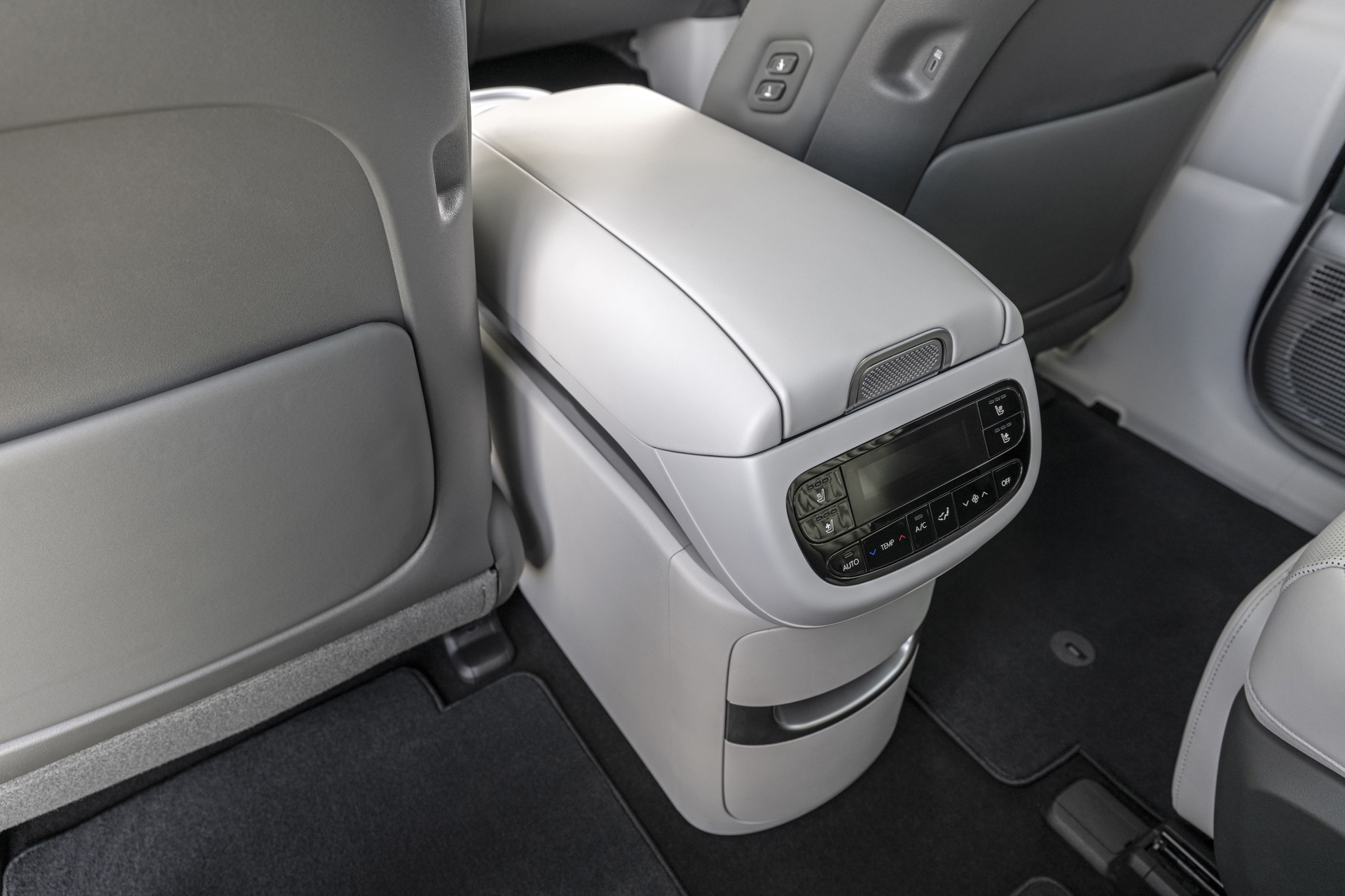 Interior del Hyundai Ioniq 9, con enfoque en la consola central y la comodidad de los asientos.