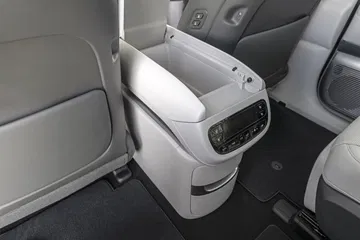 Vista del innovador compartimento trasero, ideal para almacenamiento y comodidad familiar.