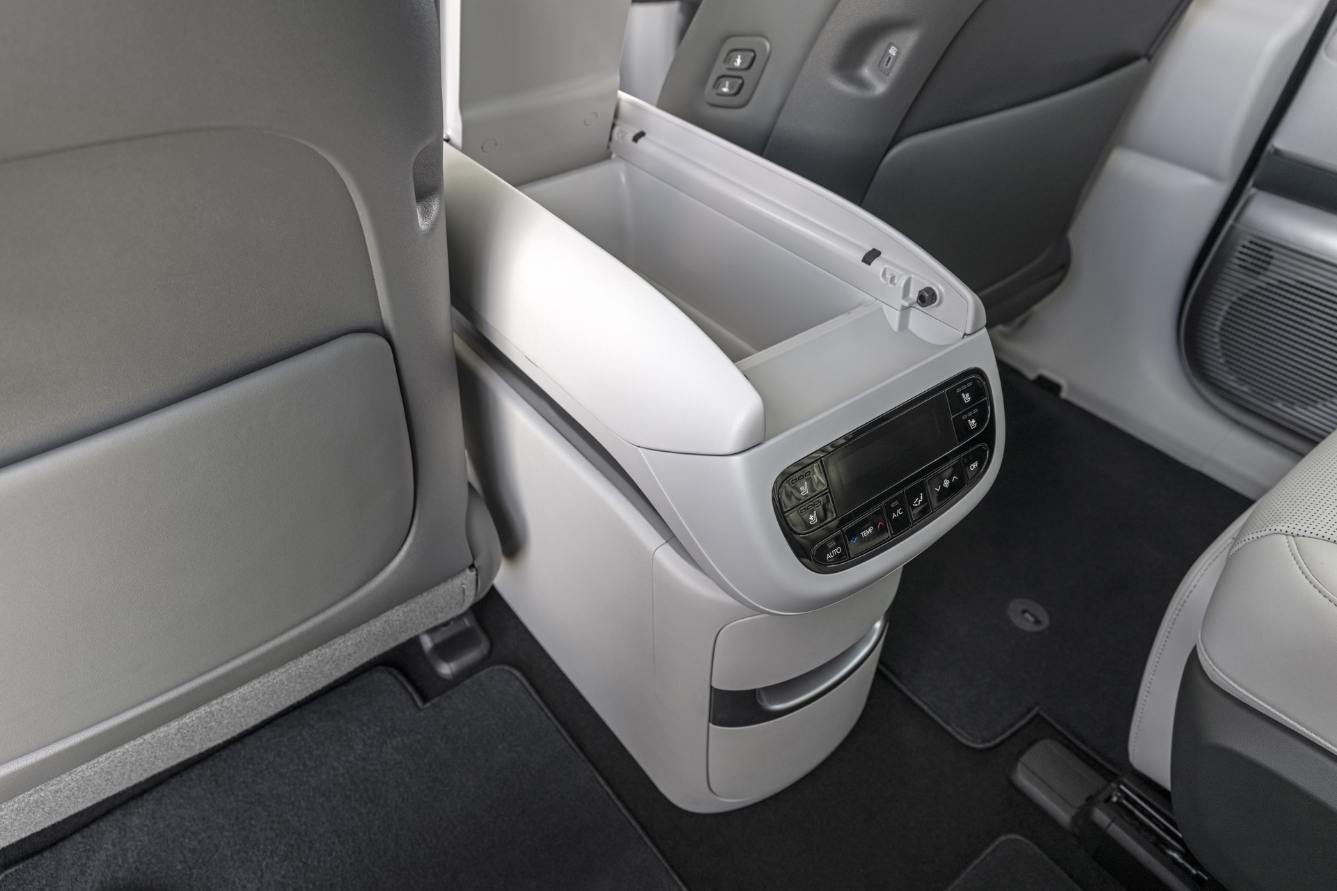 Vista del innovador compartimento trasero, ideal para almacenamiento y comodidad familiar.