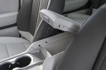 Vista detallada de los asientos traseros y el compartimento central del Ioniq 9.