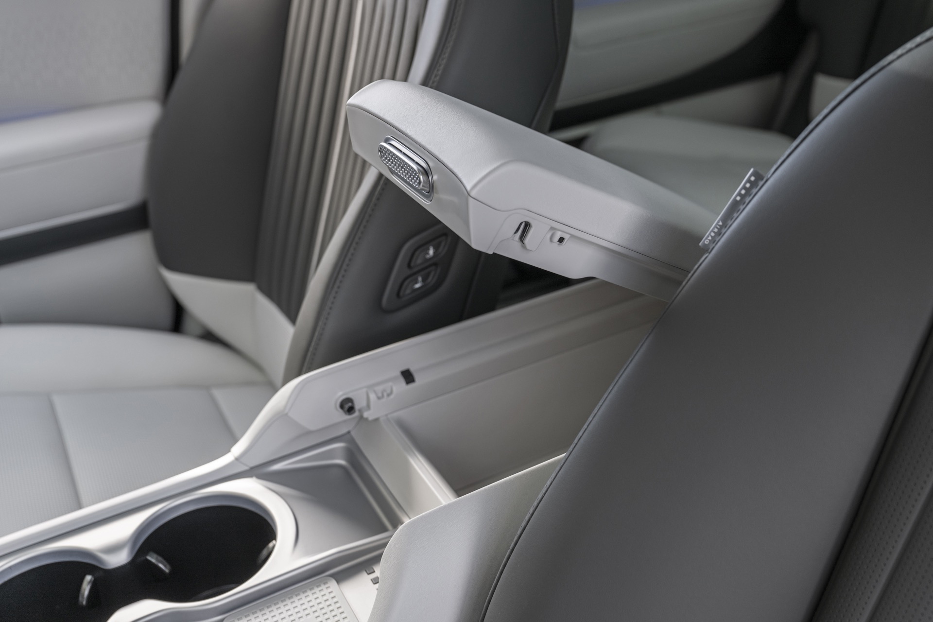 Vista detallada de los asientos traseros y el compartimento central del Ioniq 9.